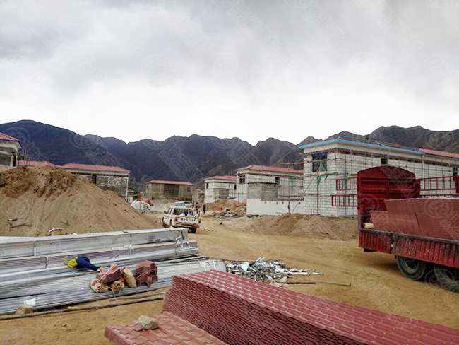 西藏山南安置區——合成樹脂瓦構建的安心舒心安置房