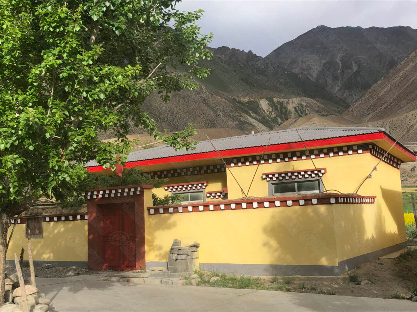 「疊層樹(shù)脂瓦」在西藏,沿途處處可見(jiàn)藏居特色新生活