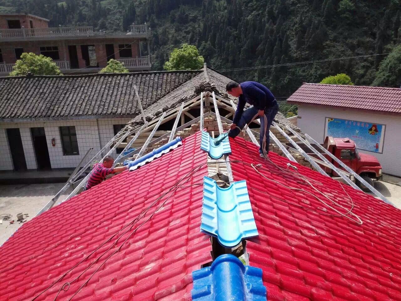 屋面瓦重要保護(hù)作用-正脊瓦和斜脊瓦