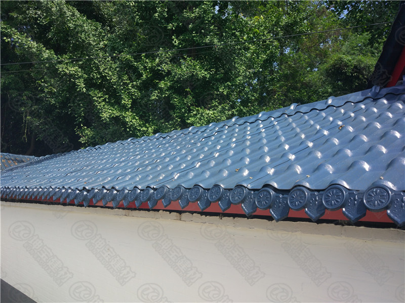 四川合成樹(shù)脂瓦廠家為溫江區(qū)府通路兩側(cè)屋面改造“添磚加瓦”